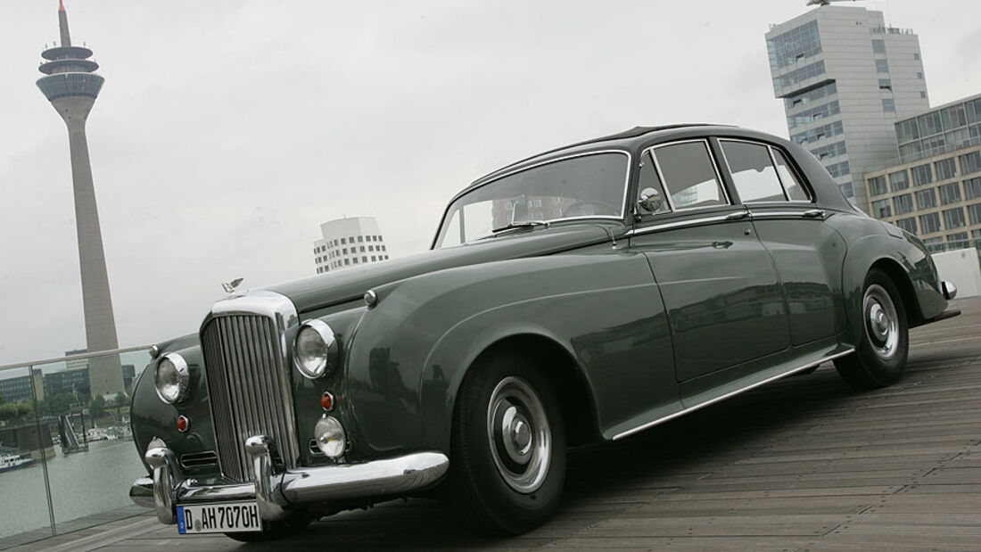 Bentley S1 vor Fernsehturm