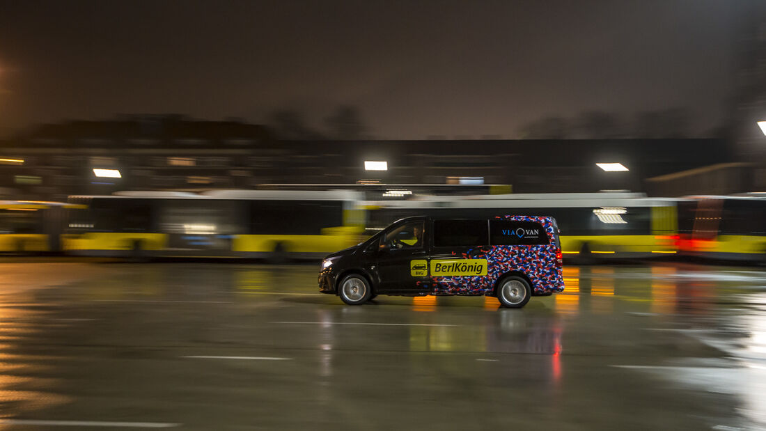 Berliner Verkehrsbetriebe (BVG) und ViaVan, ein Joint Venture von Mercedes-Benz Vans und Via