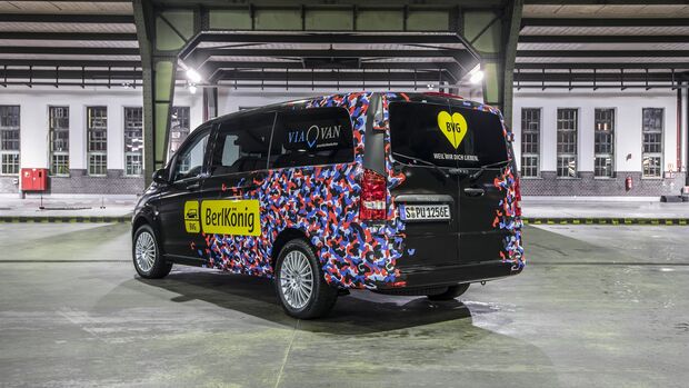 Berliner Verkehrsbetriebe (BVG) und ViaVan, ein Joint Venture von Mercedes-Benz Vans und Via