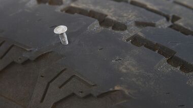 Beschädigte Reifen lassen sich in manchen Fällen reparieren.