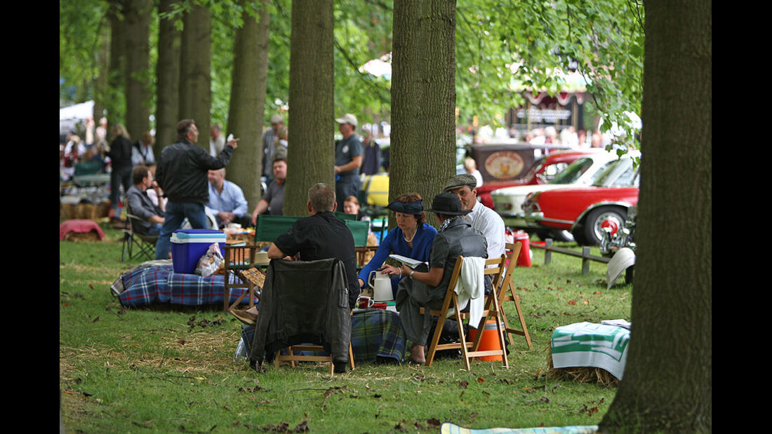 Besucher der Classic Days beim Picknick