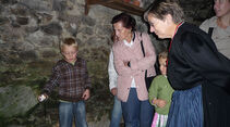 Besuchergruppe im Frühmesshaus auf dem Bartholomäberg