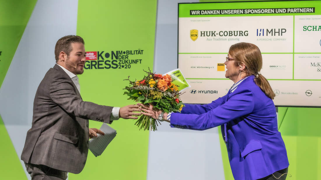 Birgit Priemer erhält Blumen als Abschluss des AMS Kongress 2020