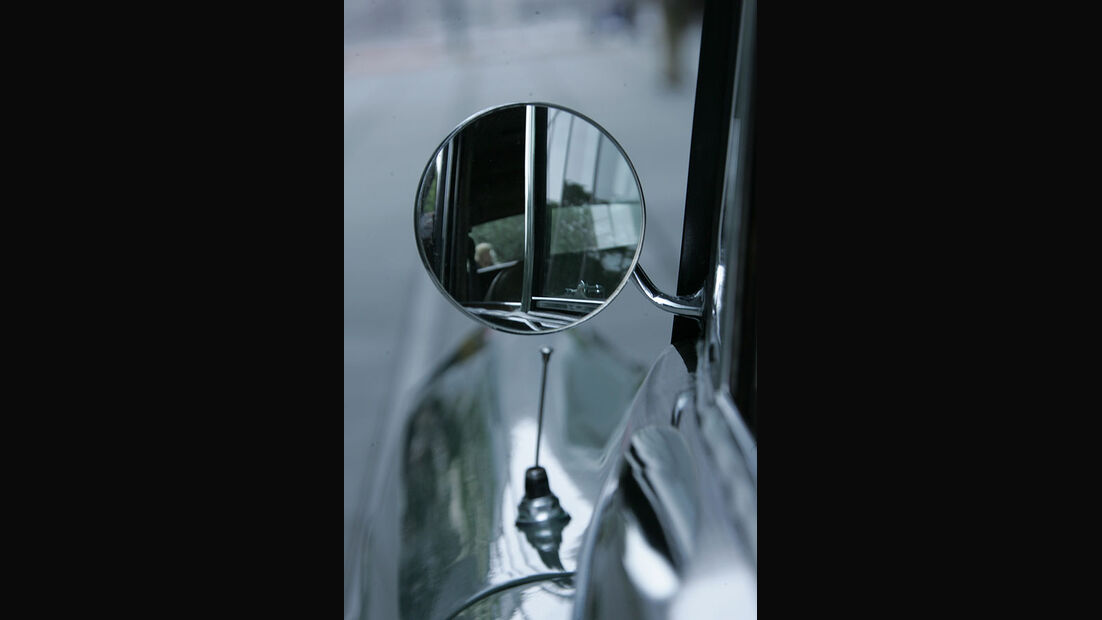 Blick in den Außenspiegel eines Bentley S1