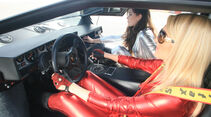 Blondine im roten Catsuit im Lamborghini Countach Turbo S