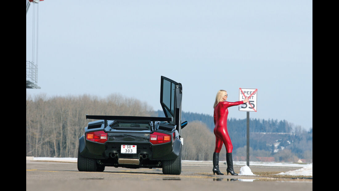 Blondine im roten Catsuit neben Lamborghini Countach Turbo S