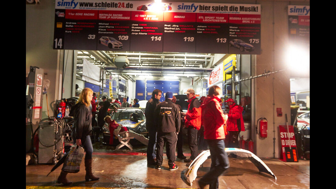 Boxengasse, Nacht, 24h-Rennen Nürburgring 2013