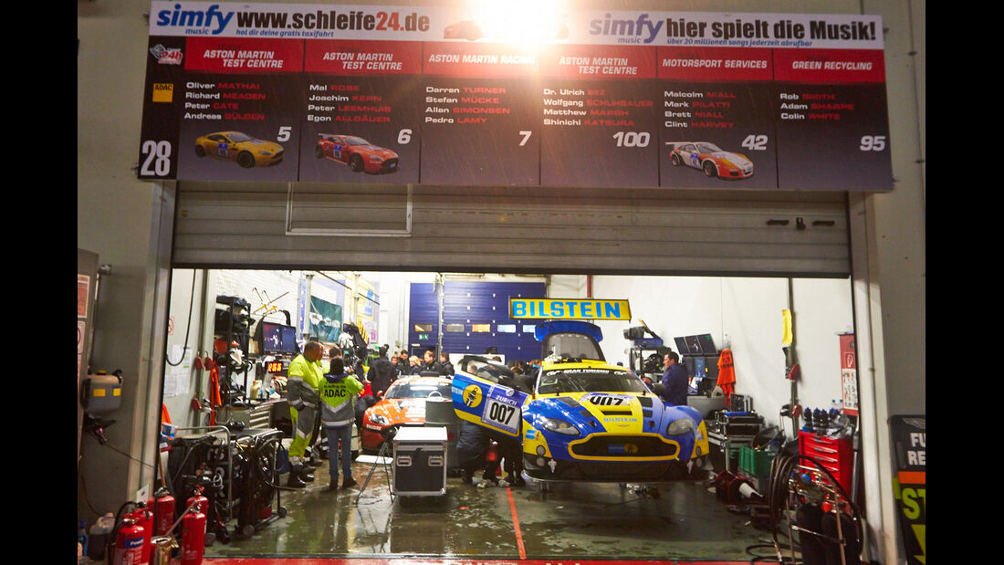Boxengasse, Nacht, 24h-Rennen Nürburgring 2013