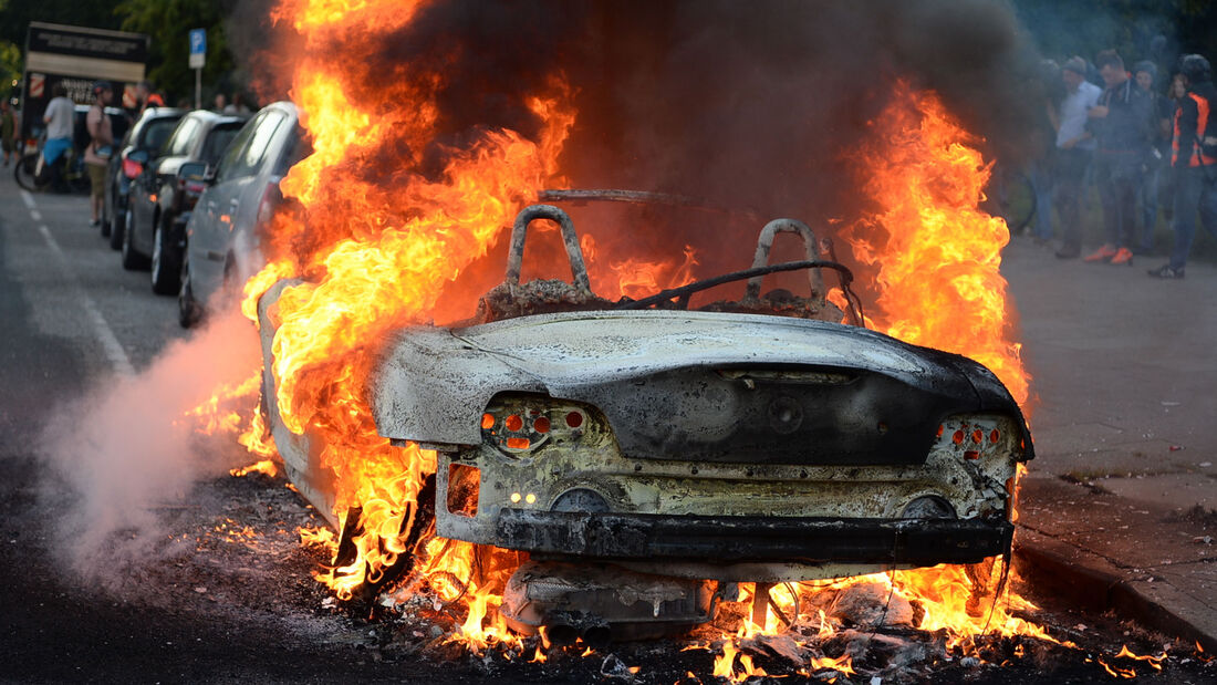 Brennendes Auto während G20 Hamburg