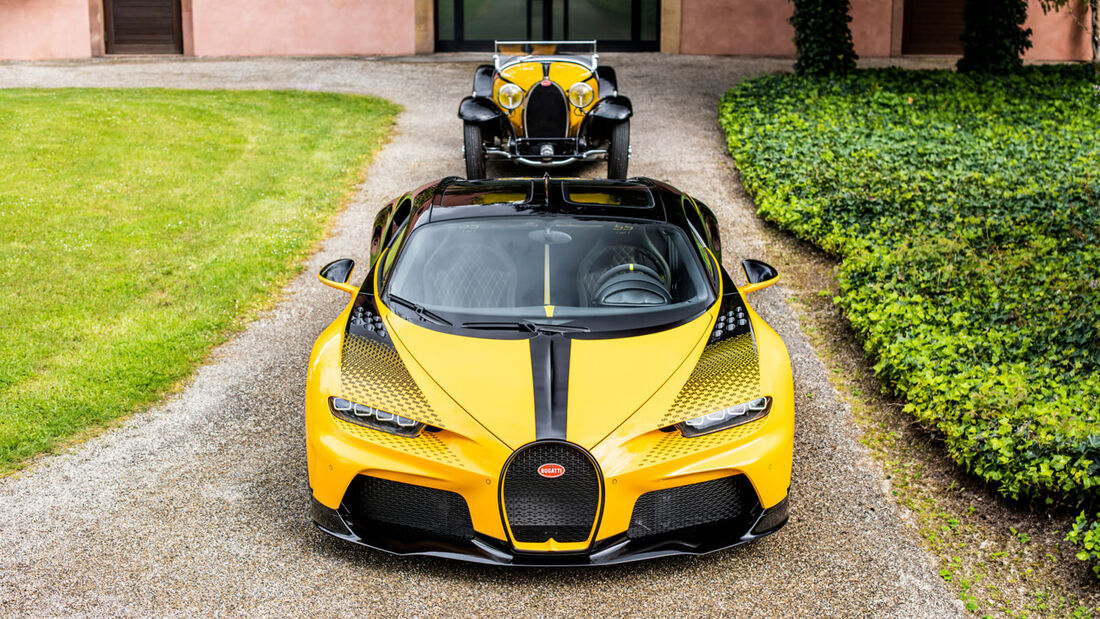 Bugatti Chiron Super Sport 55 1 of 1 und Type 55 vor Haus