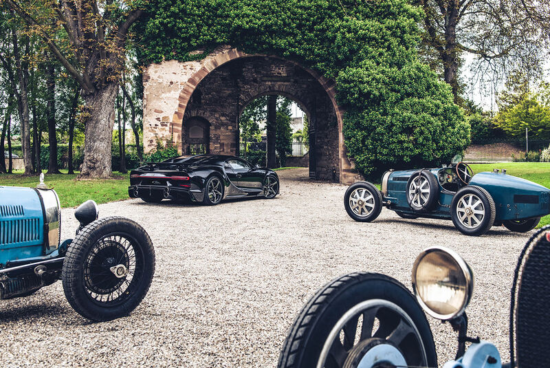 Bugatti Chiron und Vorkriegs-Sammlung, Gruppenbild im Park von Château Saint Jean in Molsheim.