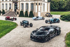 Bugatti Chiron und Vorkriegs-Sammlung, Gruppenbild vor der Treppe von Château Saint Jean in Molsheim.