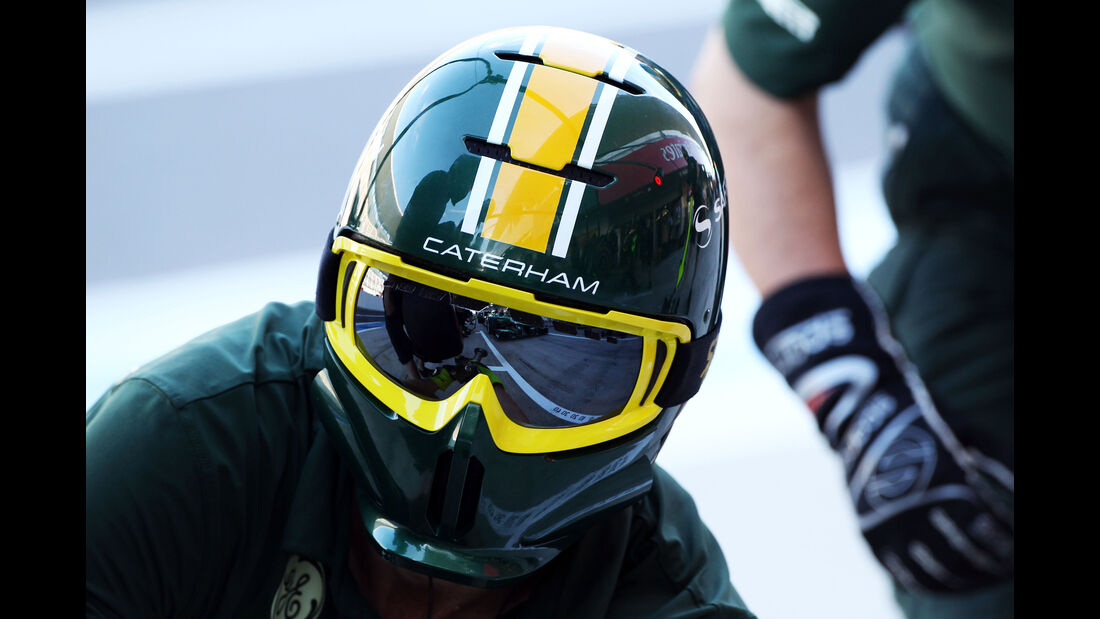 Caterham - 2013 - Mechaniker - Helme - Formel 1