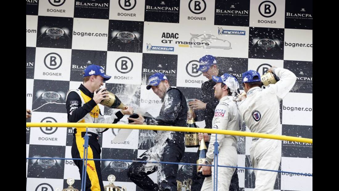 Champagnerdusche bei der Siegerehrung des ADAC GT-Masters