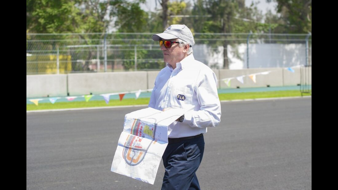 Charlie Whiting - GP Mexiko 2015 - Inspektion