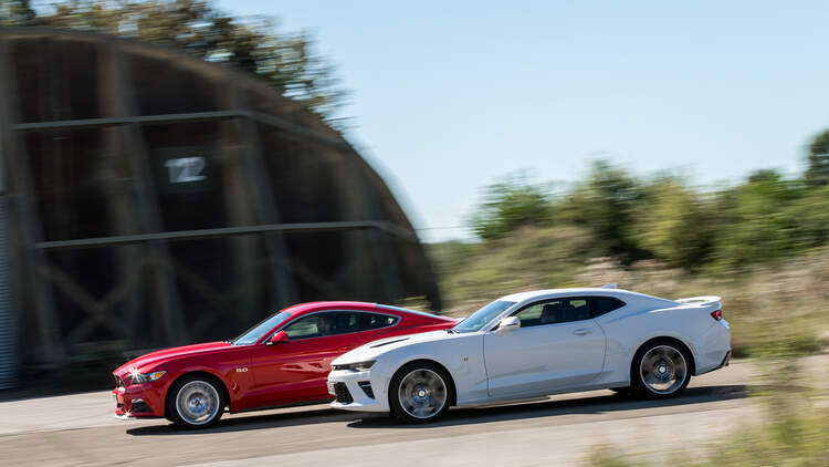 Chevrolet Camaro 6 2 Und Ford Mustang 5 0 V8 Im Test Auto Motor Und Sport