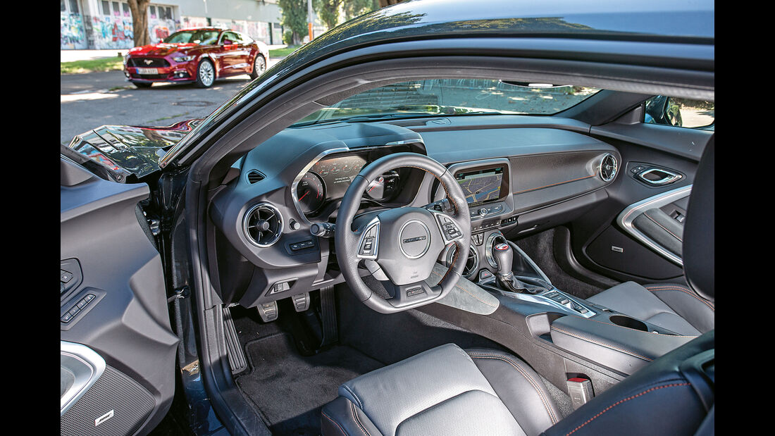 Chevrolet Camaro Coupé 6.2 V8, Cockpit