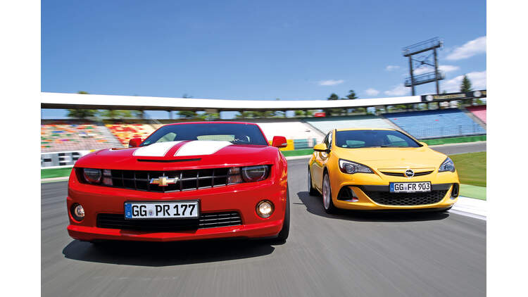 Opel Astra Opc Vs Chevrolet Camaro Angeblasener 4er Trifft Aufgeblasenen V8 Auto Motor Und Sport