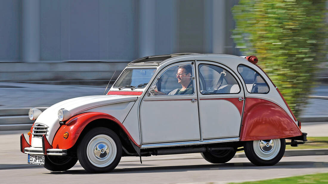 Citroën 2CV Vier Räder unter einem Regenschirm auto motor und sport