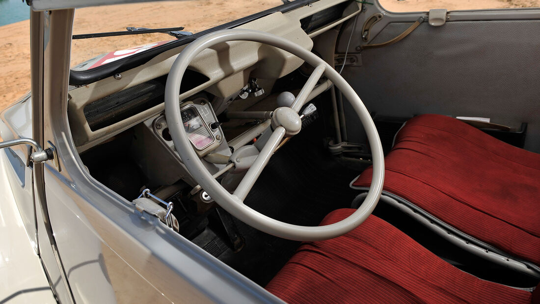 Citroën AK 350, Cockpit