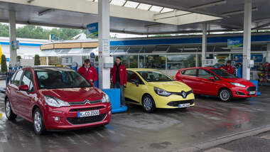 Citroën C3 VTi 82, Ford Fiesta 1.0, Renault Clio 1.2 16V 75, Tankstelle