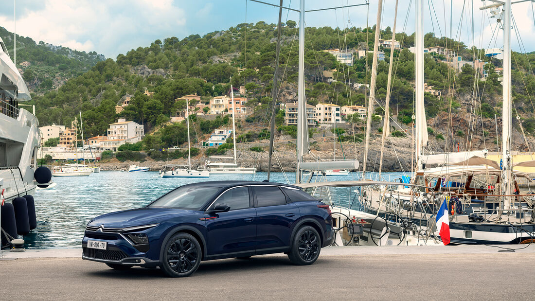 Citroën, C5 X Hypnos steht vor einem Hafen mit Yachten.