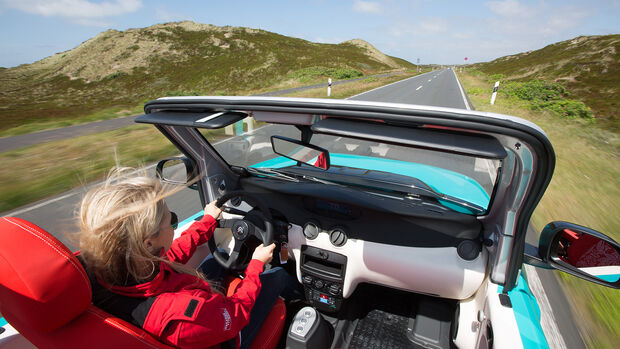 Citroen E-Mehari Cockpit fahrend mit Fahrer