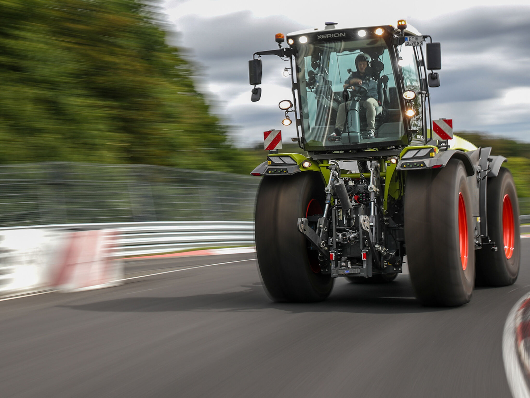 Claas Xerion 5000: Mit dem Traktor auf der Nürburgring-Nordschleife