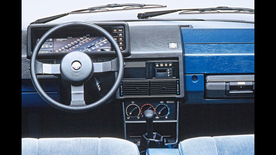 Cockpit 80er Alfa Romeo 90