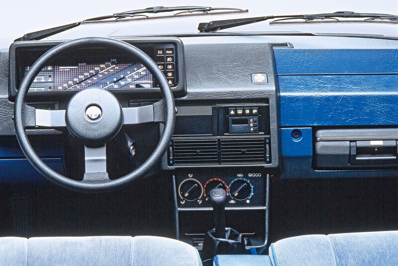 Cockpit 80er Alfa Romeo 90