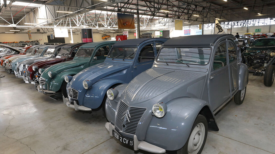 Citroën 2CV: Vier Räder unter einem Regenschirm