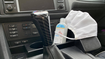 Corona-Maske im Auto