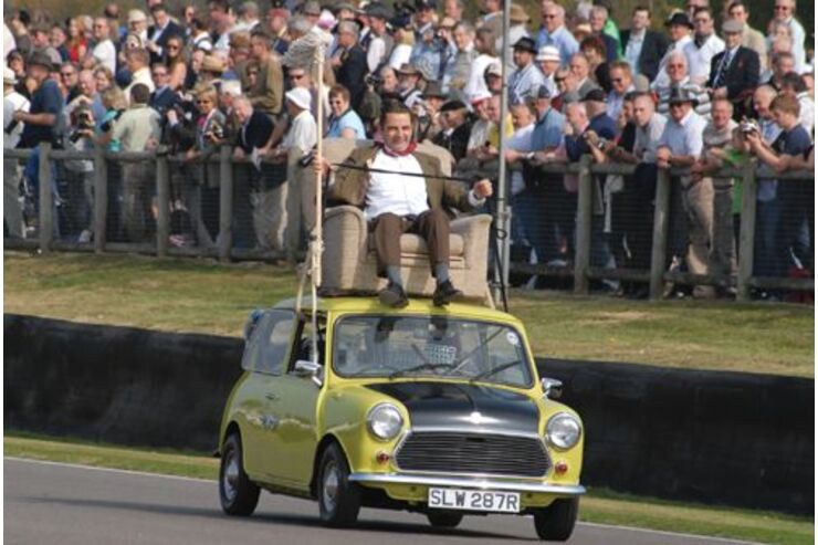 Ездить господин. Mini Cooper Mr Bean. Мини Купер мистера Бина. Мини Купер мистера Бина салон. Мистер Бин и Ровер мини.