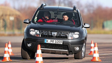 Dacia Duster dCi 110 4x4, Frontansicht, Slalom