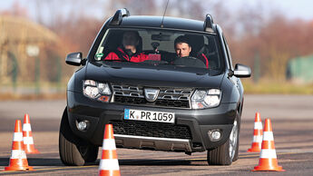Dacia Duster dCi 110 4x4, Frontansicht, Slalom