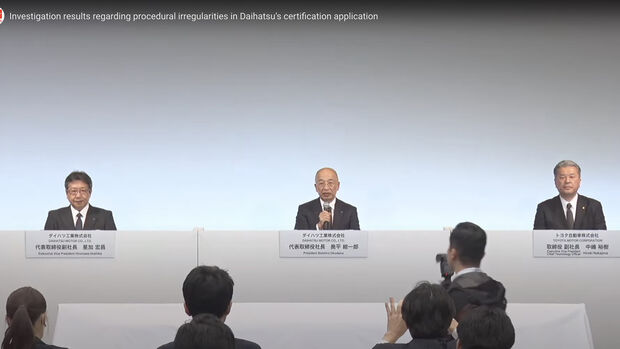 Daihatsu Vizepräsident Hiromasa Hoshika, Soichiro Okudaira, Präsident Daihatsu, Hiroki Nakajima, Vizepräsident Toyota.
