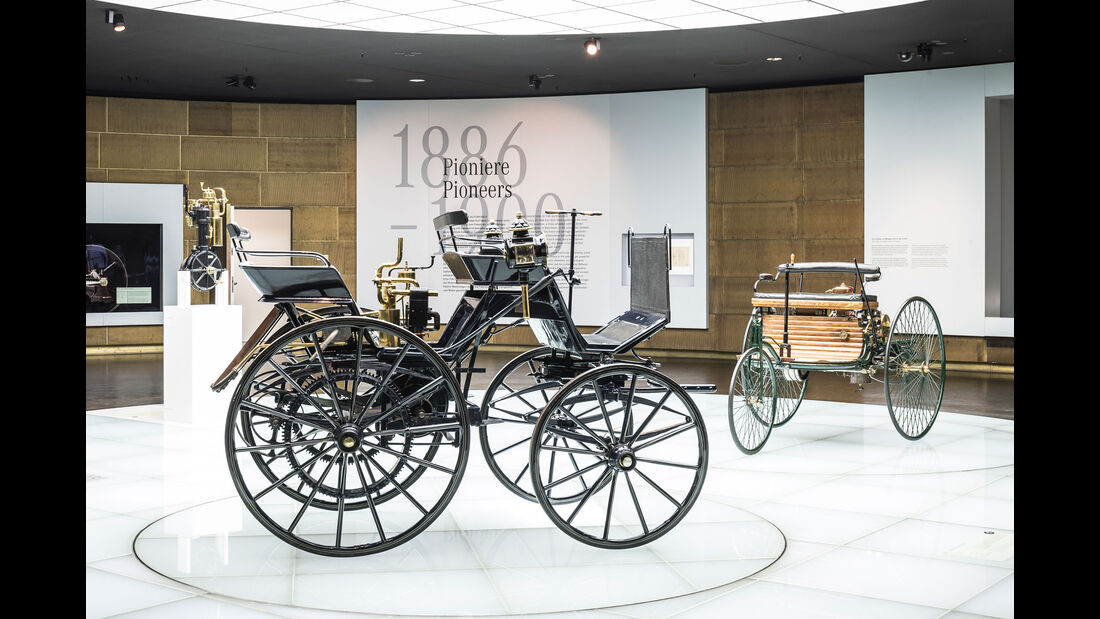 Daimler Motorkutsche - Benz Patent-Motorwagen - Mercedes-Museum