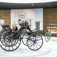 Daimler Motorkutsche - Benz Patent-Motorwagen - Mercedes-Museum