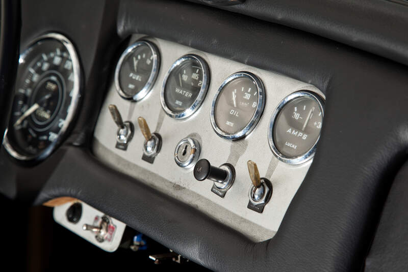 Daimler SP 250, Rundinstrumente, Bedienelemente