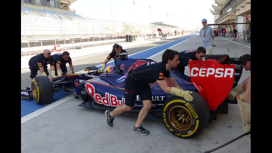 Daniil Kvyat - Toro Rosso - Formel 1 - Test - Bahrain - 27. Februar 2014 