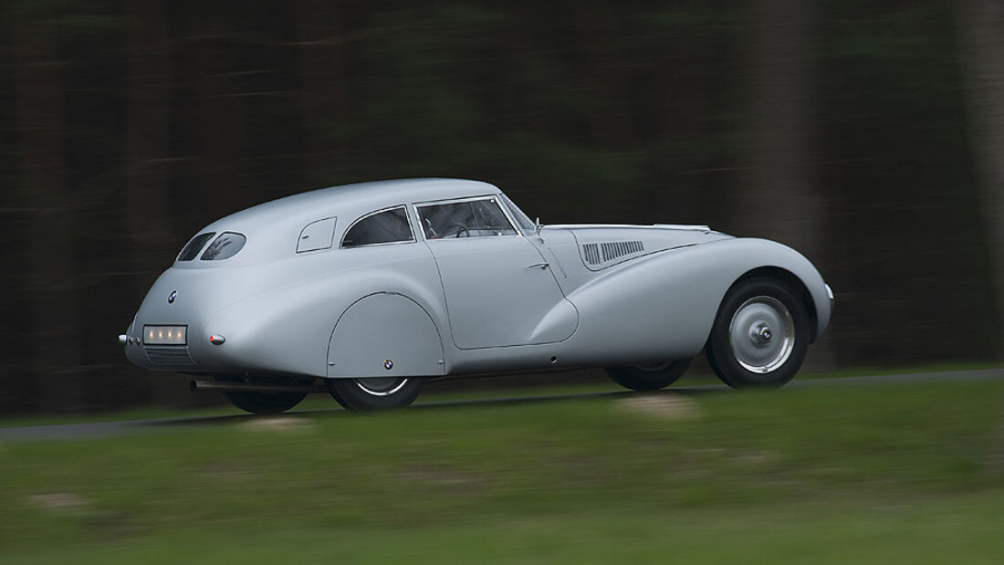 Das BMW 328 Kamm Coupé in Fahrt.