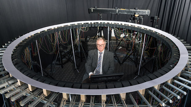 Das Bild zeigt Prof. Dr.-Ing. Hugo Fastl; Lehrstuhl für Mensch-Maschine-Kommunikation, Technische Universität München in seinem Sound-Labor. (Bild Uli Benz  TUM) 