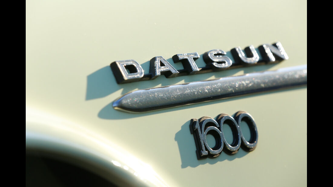 Datsun 1600 Sports, Typenbezeichnung, Emblem