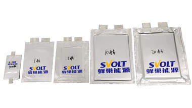 Der chinesische Akku-Hersteller Svolt hat die erste Charge einer Feststoffbatteriezelle im Pouchformat mit sulfidbasiertem Elektrolyt und Kapaziäten zwischen 40 mAh und 20 Ah hergestellt, dass auf eine Energiedichte von 350 bis 400 Wh/kg kommen soll und erste Sicherheitstests erfolgreich bestanden hat.