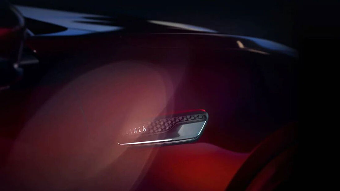 Designspange am Kotflügel des Mazda CX-90 mit "Inline 6"-Schriftzug