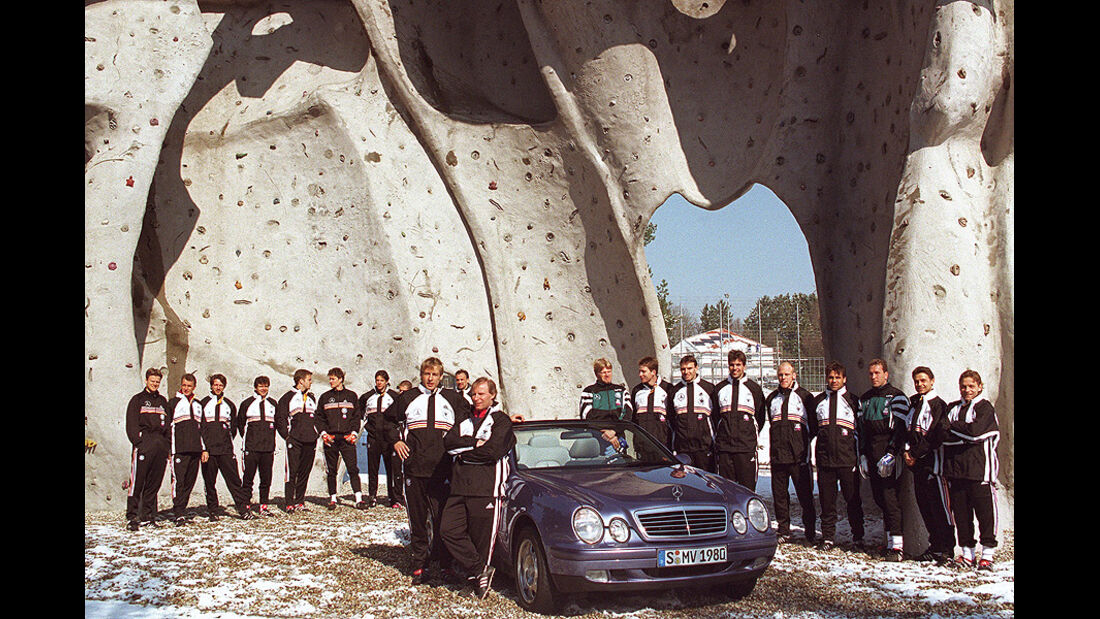 Die Fußballnationalmannschaft 1998 vor Mercedes CLK Cabrio