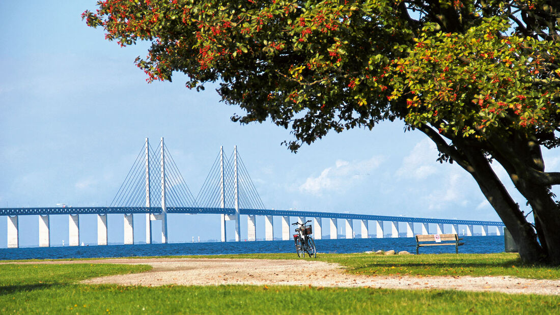 Die Oeresundbruecke verbindet Malmoe mit Kopenhagen. 