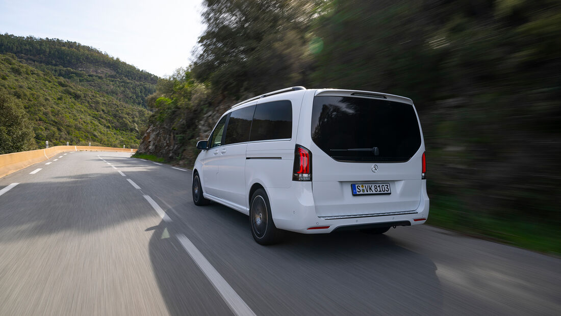 Die neue Mercedes-Benz V-Klasse – Exterieur, Ausstattung u.a. AVANTGARDE, AMG Line, bergkristallweiß metallic, MBUX Widescreen Cockpit, Komfortsitze, Leder Lugano schwarz, AMG Zierelement // The new Mercedes-Benz V-Class – Exterior, equipment among o