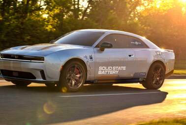 Muscle-Car mit Zukunfts-Technik auf der Straße