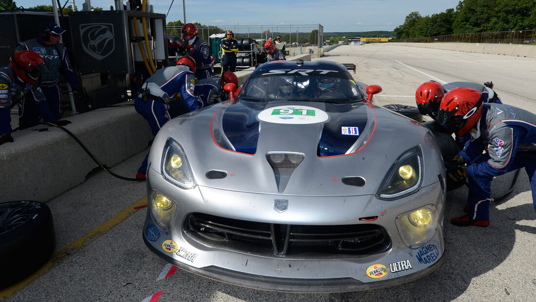 Dodge SRT Viper GTS-R, Frontansicht, Radwechsel